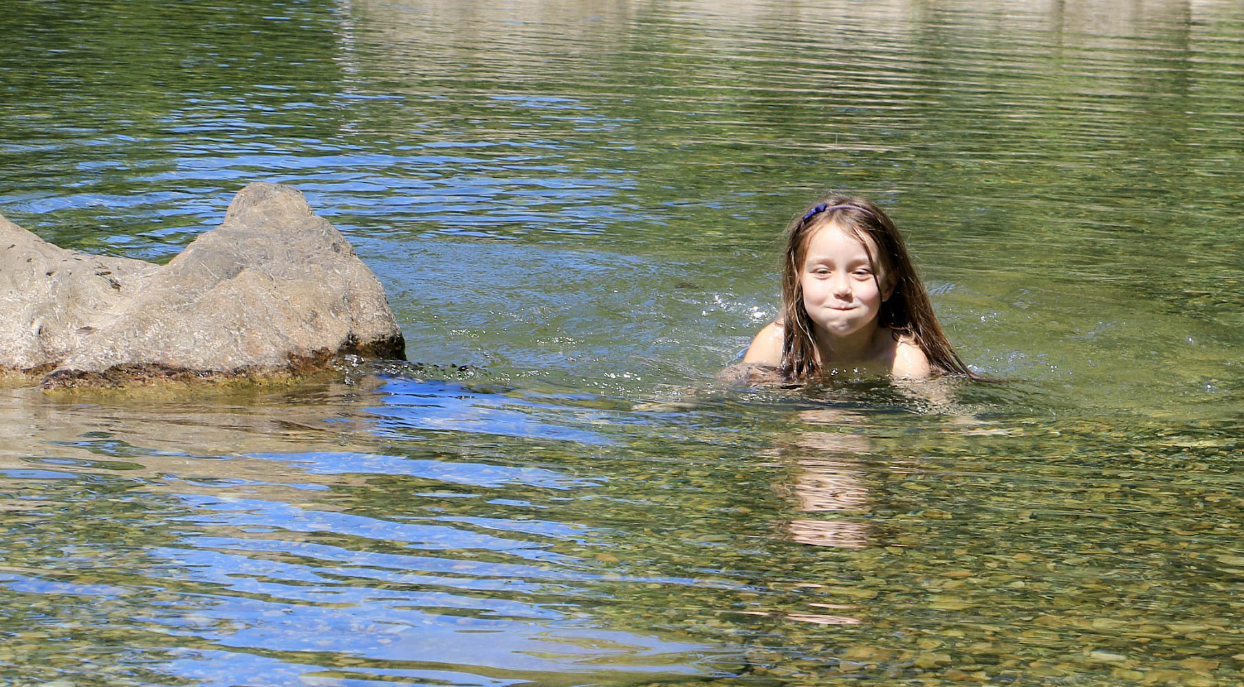 Сонник купаться в чистом. Девочки купаются в озере. Девочка купается в речке. Девочки купаются в реке. Девушка плавает в реке.